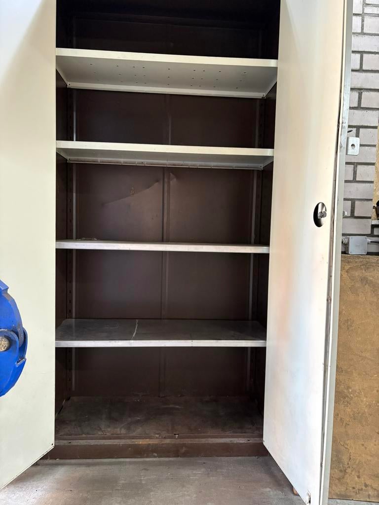 Stalen kast met stalen leggers ., Huis en Inrichting, Kasten | Roldeurkasten en Archiefkasten, Ophalen, Gebruikt, Meerdere deuren