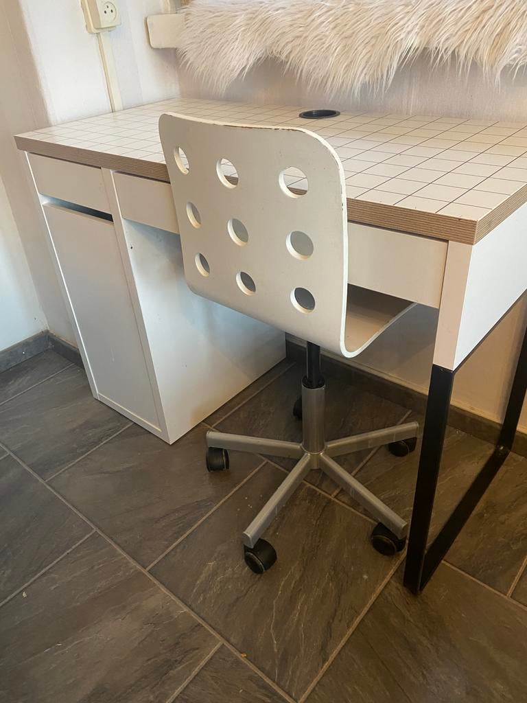 ikea kinderbureau met stoel, Huis en Inrichting, Bureaus, Ophalen of Verzenden, Zo goed als nieuw