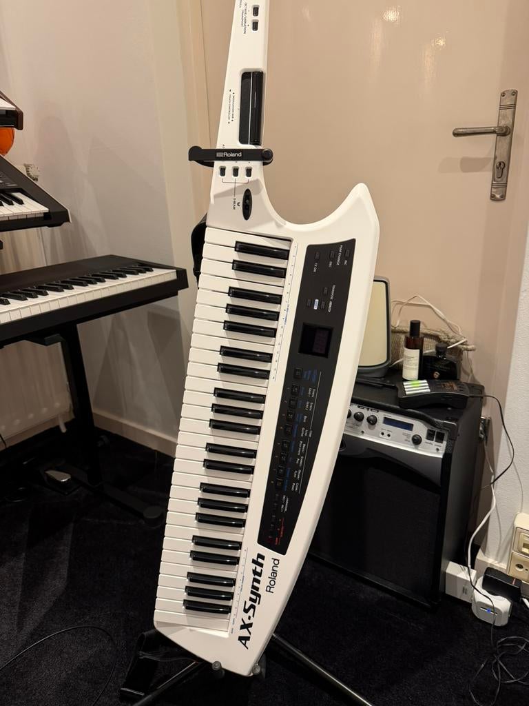 Roland AX-Synth Keytar met standaard en koffer, Muziek en Instrumenten, Synthesizers, Zo goed als nieuw, 49 toetsen, Roland, Met koffer of flightcase