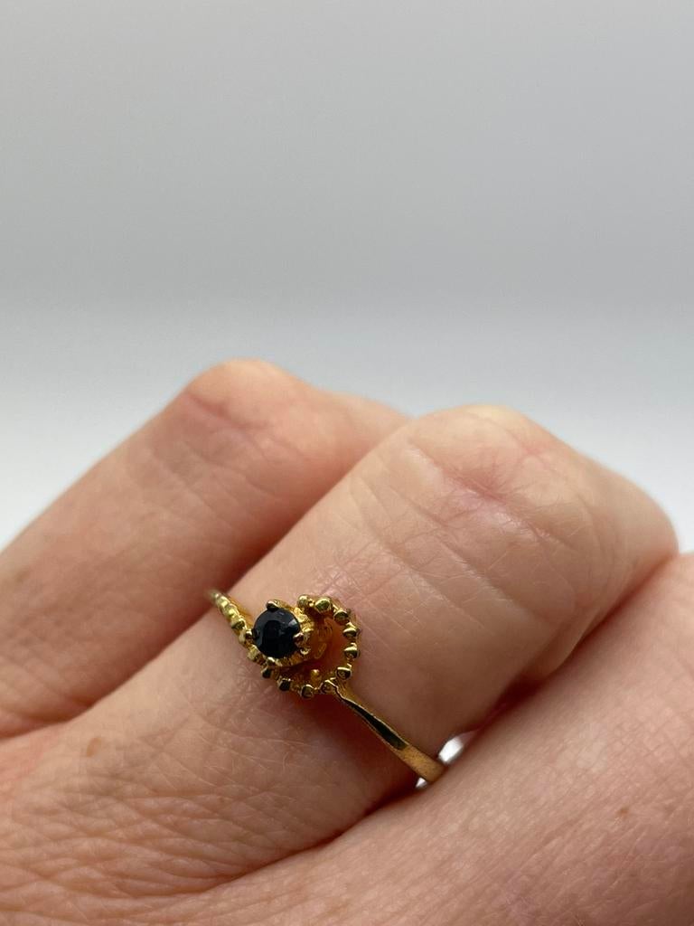 D573 Prachtige zilveren ring goudkleur blauwe saffier 19,5, Ophalen of Verzenden, X, Met edelsteen, Dame