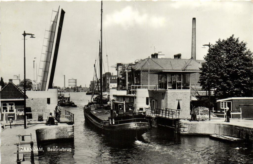 Zaandam, Beatrixbrug - schip volk - ongelopen, Verzenden, Voor 1920, Ongelopen, Noord-Holland