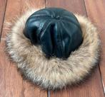 Nieuwe zwarte leren muts met een mooie bontrand, Ophalen of Verzenden, Nieuw, Maat 36 (S), Muts