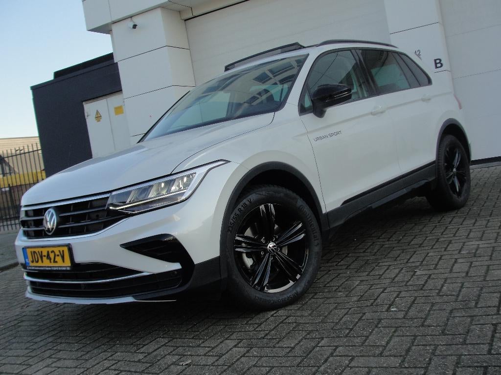 TIGUAN 1.5 TSI/AUTOMAAT/2022/URBAN SPORT/OPEN DAK/TREKHAAK, 1800 kg, 4 cilinders, 150 pk, Leder en Stof