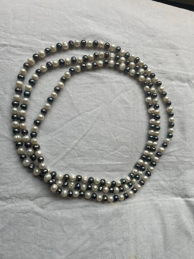 Lange ketting van barokparels - wit en donkergrijs - WD014, Sieraden, Tassen en Uiterlijk, Kettingen, Zo goed als nieuw, Overige materialen