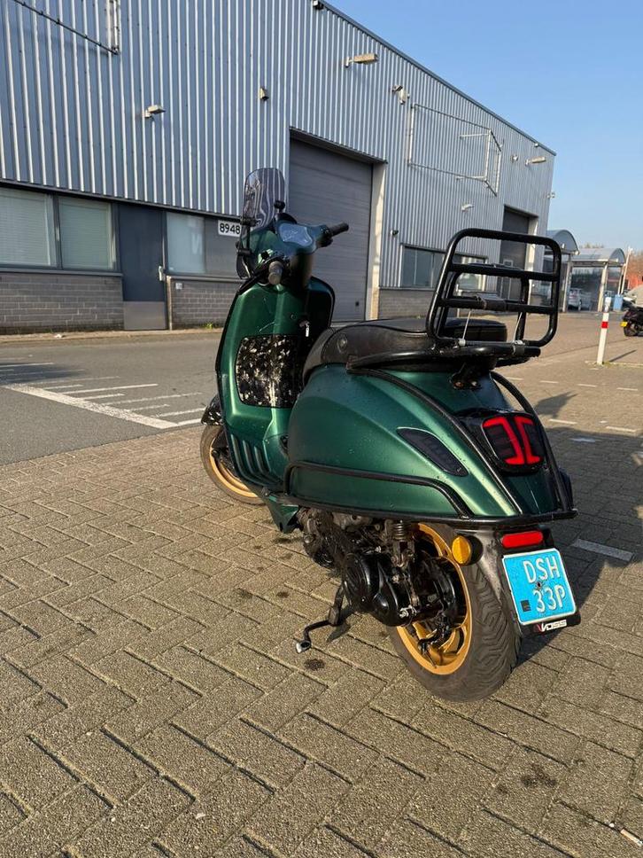 Vespa Sprint iGET 80cc Forged Carbon - Groen, Fietsen en Brommers, Snorfietsen en Snorscooters, Gebruikt, Vespa, Benzine, Ophalen of Verzenden
