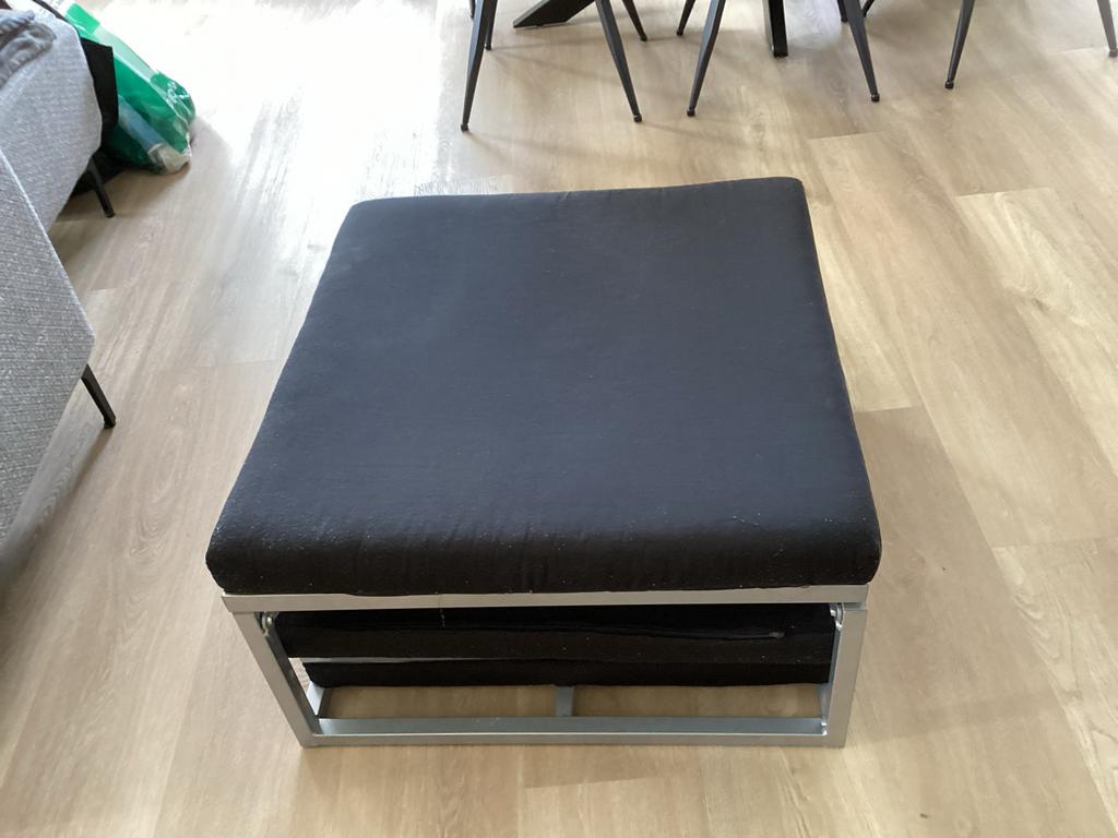 Logeerbed opvouwbaar ook als Poef te gebruiken, Gebruikt, Eenpersoons, Zwart, Ophalen of Verzenden