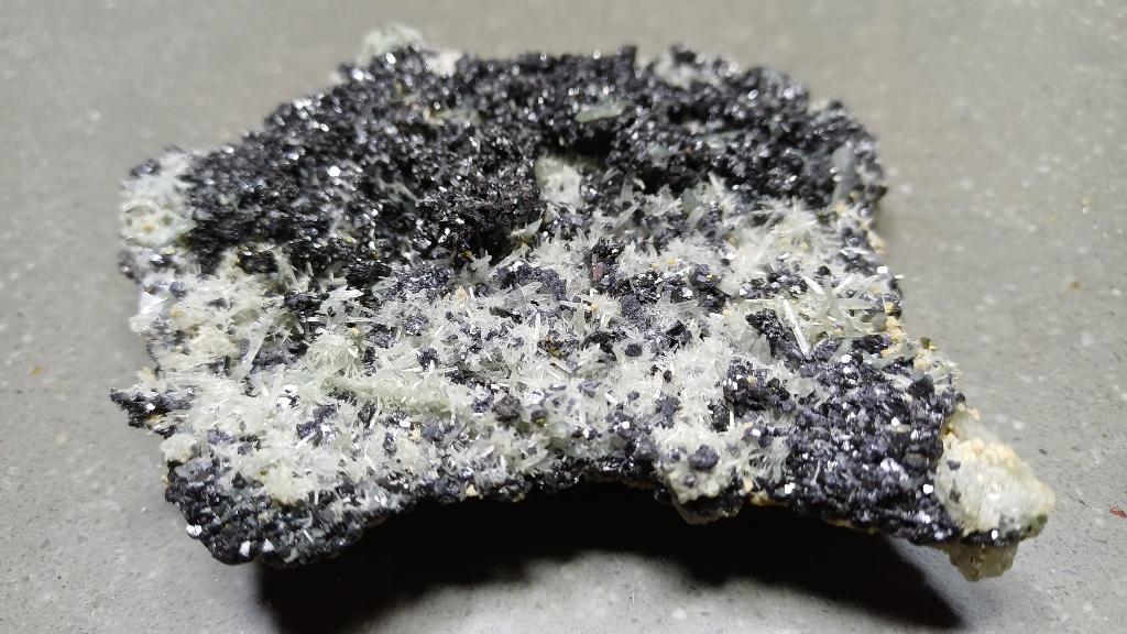 D51-12 Calciet (UV gev) Pyriet en Galeniet Madan Bulgarije, Ophalen of Verzenden, Mineraal