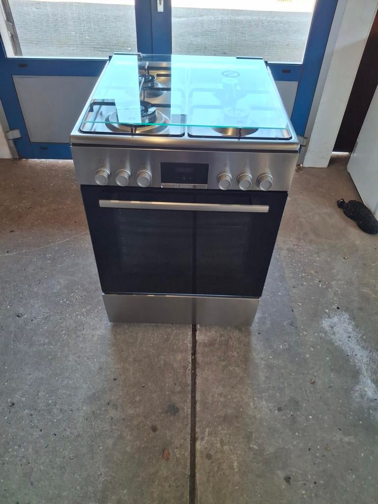Zogoed als nieuwe Vrijstaand fornuis met 4 gaspitten en oven, Witgoed en Apparatuur, Fornuizen, Bosch, Bosch@yahoo.com, Zo goed als nieuw
