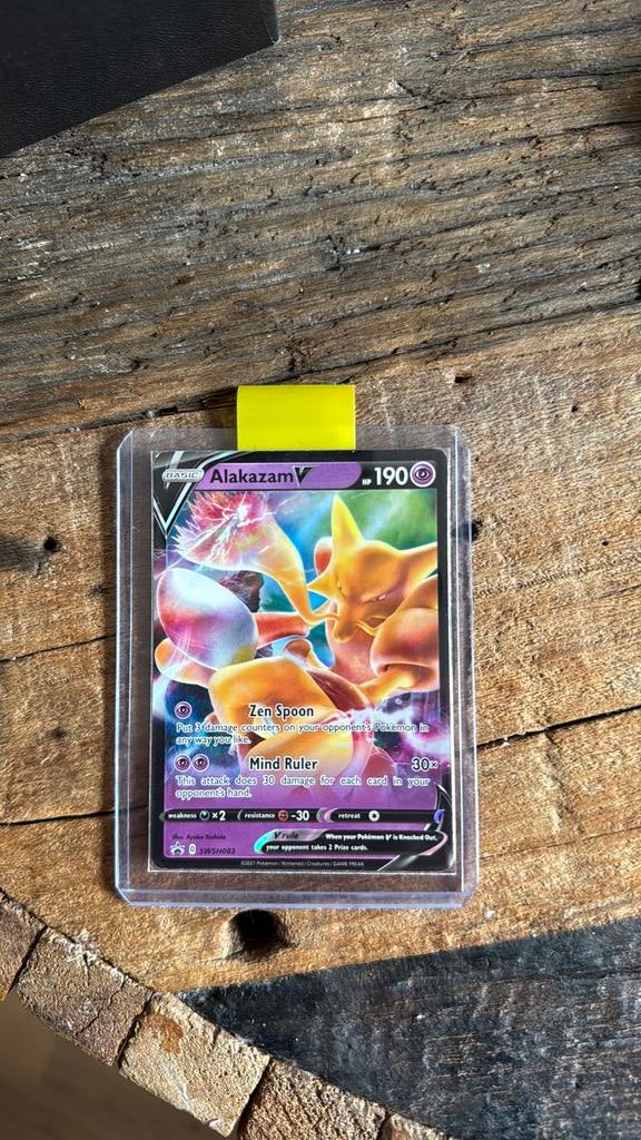 Alakazam V SWSH083 pokemonkaart, Ophalen of Verzenden, Zo goed als nieuw