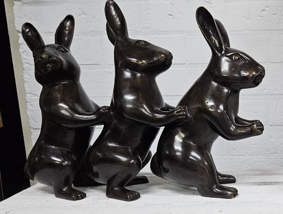 3 HAZEN IN POLONAISE / bronzen beeld