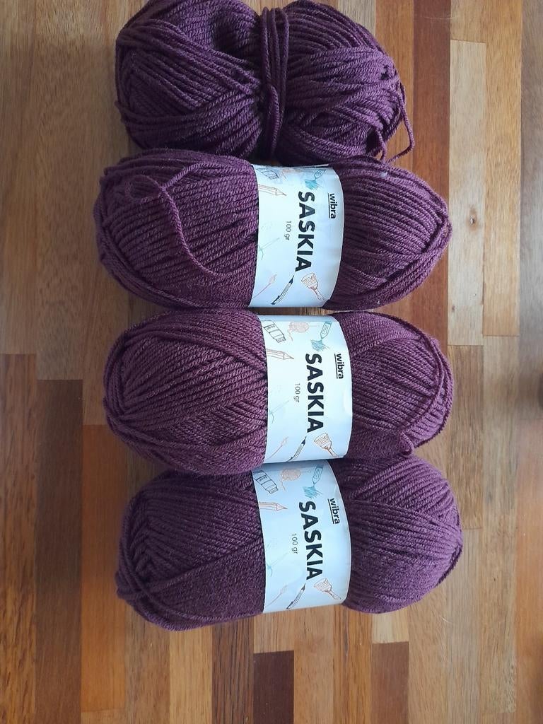 Donkerrood 3,5 bol wol / acryl. 100 gr. per bol., Ophalen of Verzenden, Zo goed als nieuw, Breien of Haken, Wol of Garen