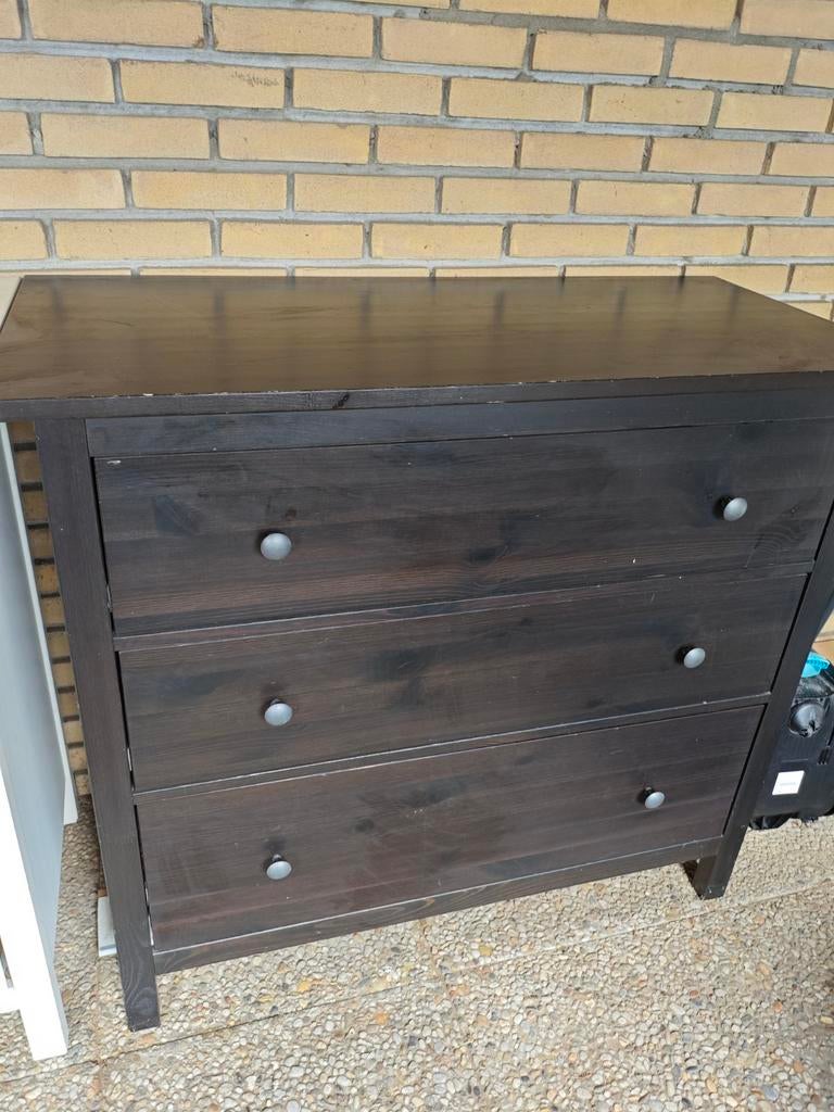 Zwarte IKEA ladekast - Gebruikt, in oke staat, gratis af t, Huis en Inrichting, Kasten | Ladekasten, Ophalen, Gebruikt, 50 tot 100 cm