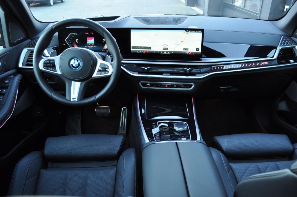 BMW X5 50 e xDrive M Sport Pro | Pano | Soft-Close | Driving, Gebruikt, Metallic lak, Bedrijf, 489 pk