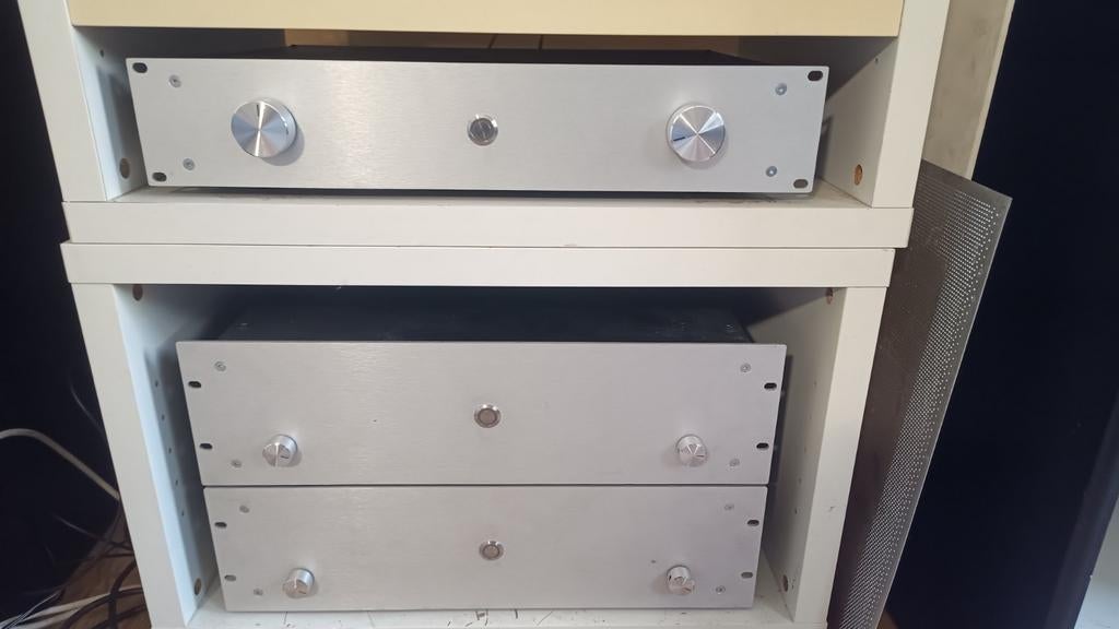 2 eindversterkers, 1 voorversterker en 2 speakers, Ophalen, Zo goed als nieuw, Minder dan 500 watt