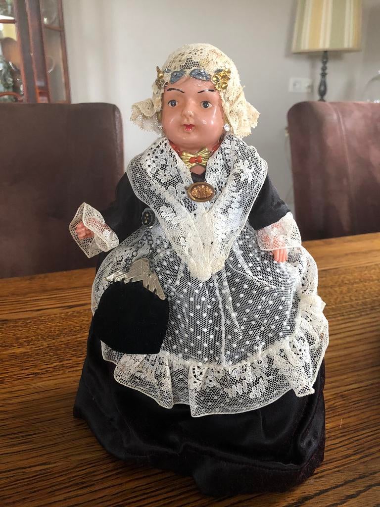 Theemuts, vintage/retro sta pop in Friese klederdracht, Verzamelen, Ophalen of Verzenden, Zo goed als nieuw, Poppenhuis