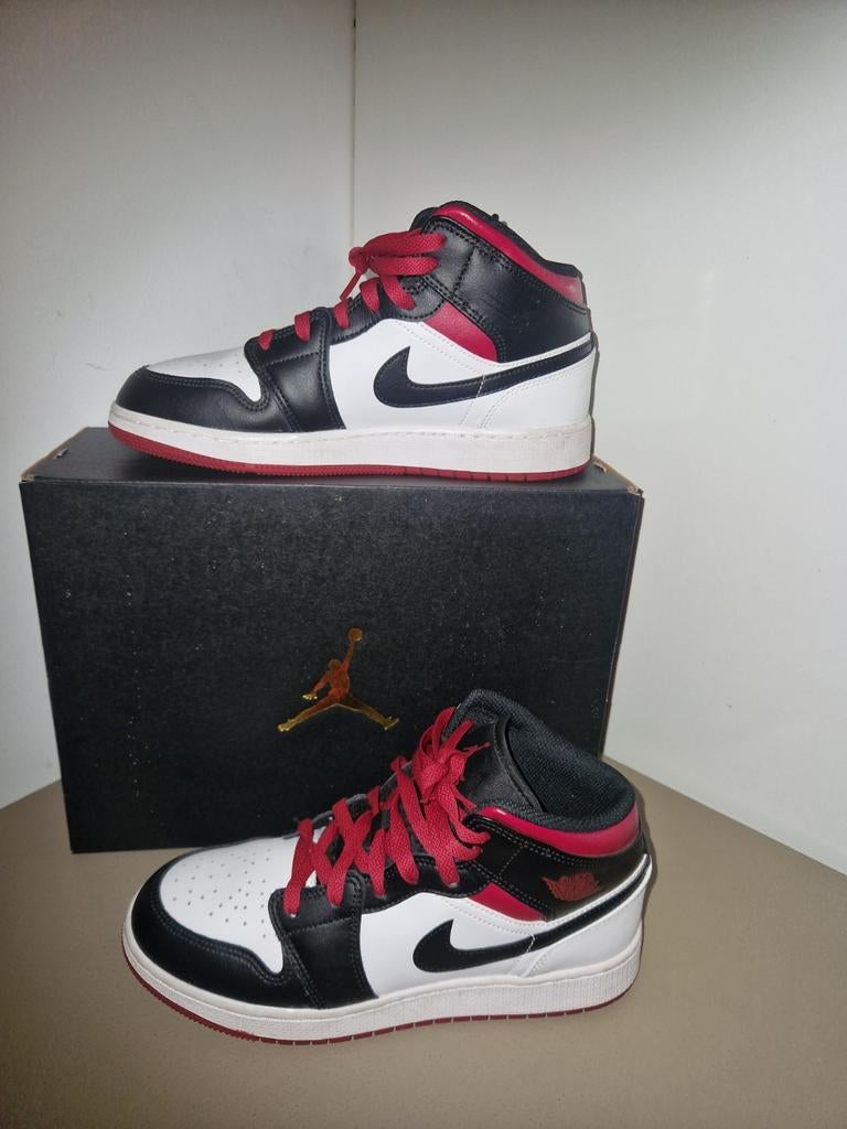 Jordan 1 Mid Gym Red Black Toe (GS) - Maat 39, Kleding | Heren, Schoenen, Ophalen of Verzenden, Zo goed als nieuw