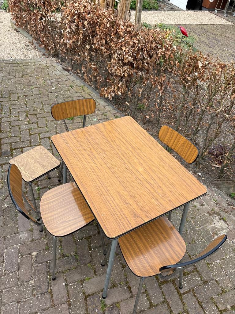 Vintage formica eettafel met 4 stoelen en krukje, Huis en Inrichting, Tafels | Eettafels, Ophalen, Gebruikt, 100 tot 150 cm, 50 tot 100 cm