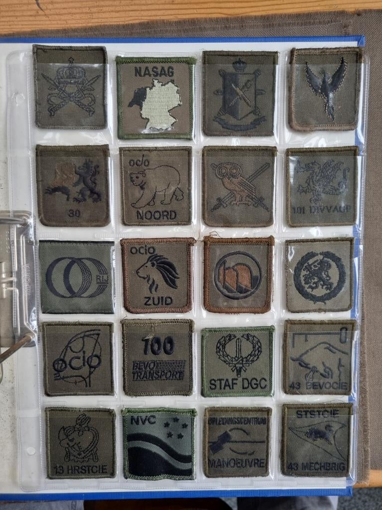 Map met 150 borstpatches Koninklijke landmacht, Verzamelen, Militaria | Algemeen, Ophalen of Verzenden, Landmacht, Nederland, Embleem of Badge