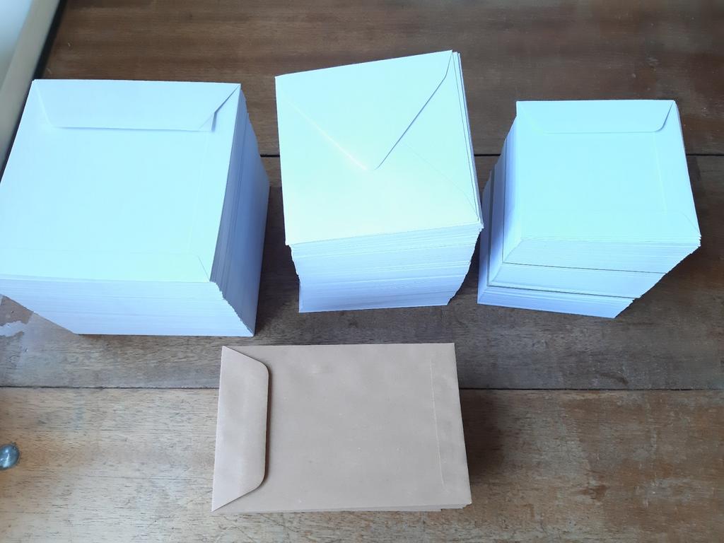 Partij enveloppen wit vierkant en loonzakjes kraft bruin, Diversen, Ophalen of Verzenden, Nieuw