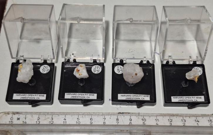 4x GOUD OP KWARTS, Harvard mine/VS, Verzamelen, Mineralen en Fossielen, Mineraal, Ophalen of Verzenden