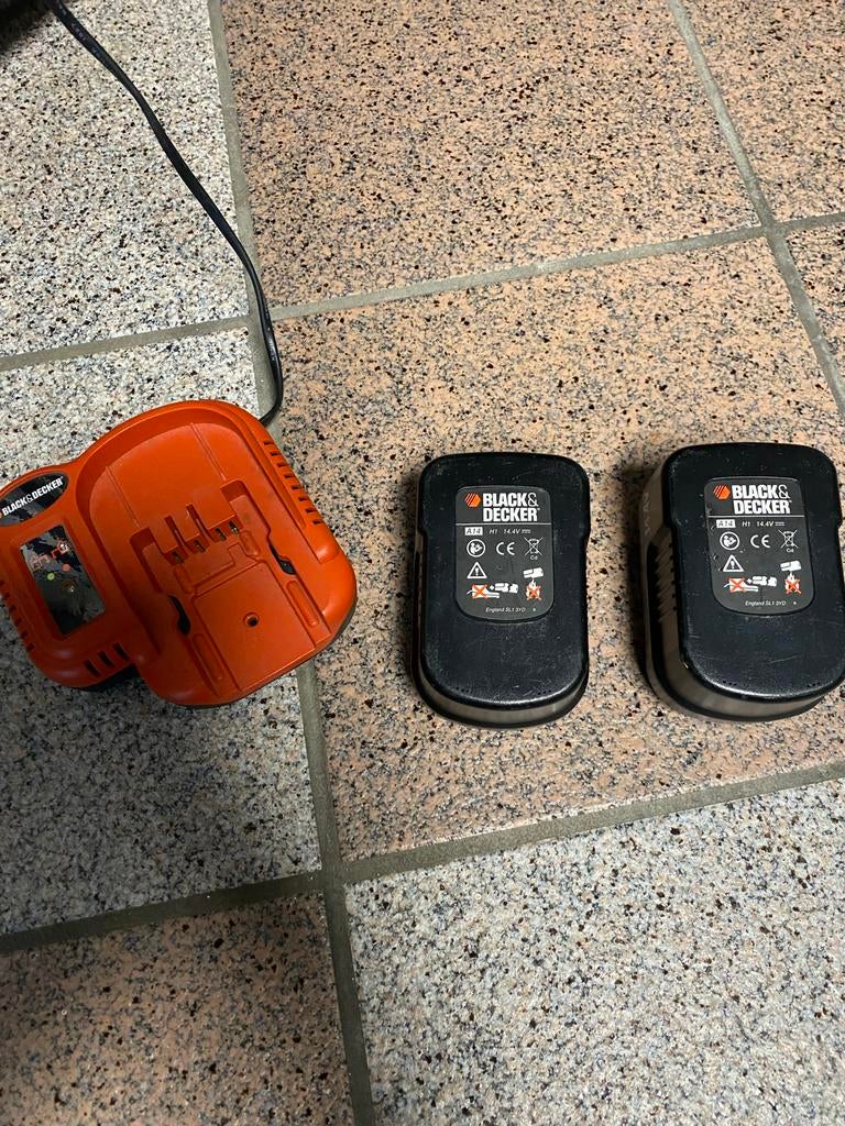 Black & Decker 14.4V oplader met 2 accu’s, Ophalen of Verzenden, Zo goed als nieuw
