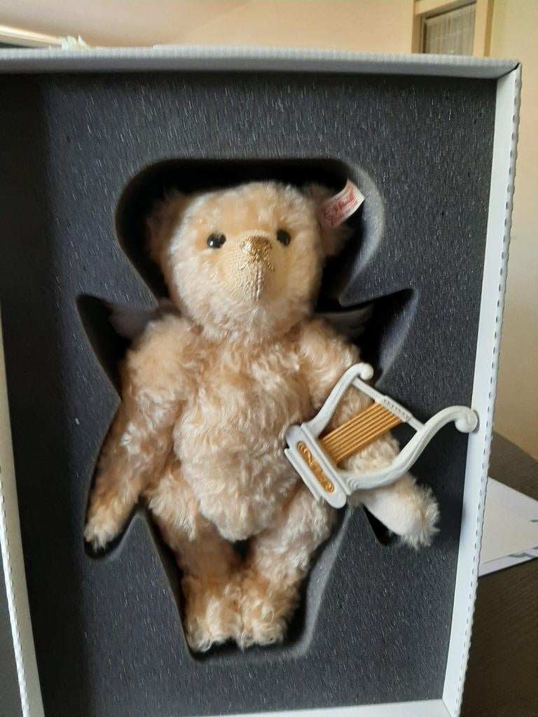 Steiff beer met Lladro harp en vleugels, Verzamelen, Beren en Cherished Teddies, Ophalen, Zo goed als nieuw, Stoffen beer, Steiff