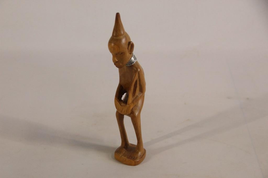 Houten Afrikaanse man met trommel, Antiek en Kunst, Ophalen, Handgemaakt, 20 - 50 cm, Beeld