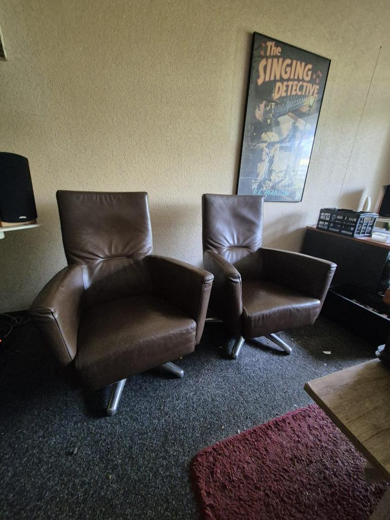 Gratis af te halen 2 draai fauteuils, Ophalen, Gebruikt, 50 tot 75 cm, Leer