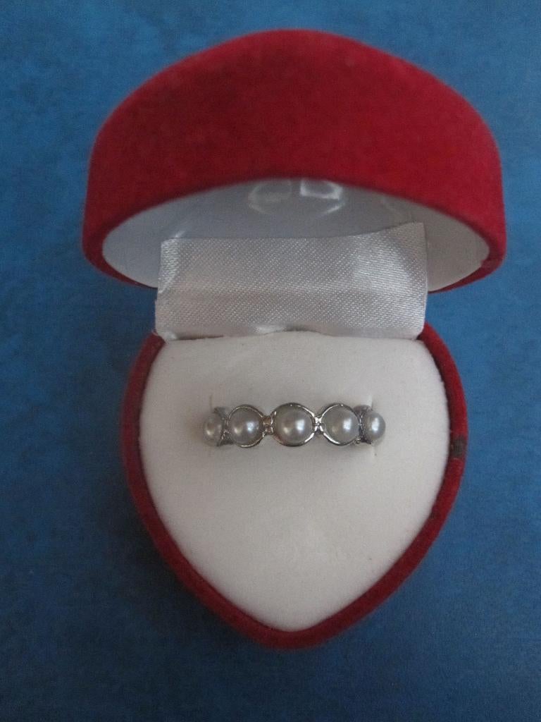 Ring - zilverkleurig - met pareltjes (NIEUW), IJzer of Staal, Nieuw, Ophalen of Verzenden, 17 tot 18