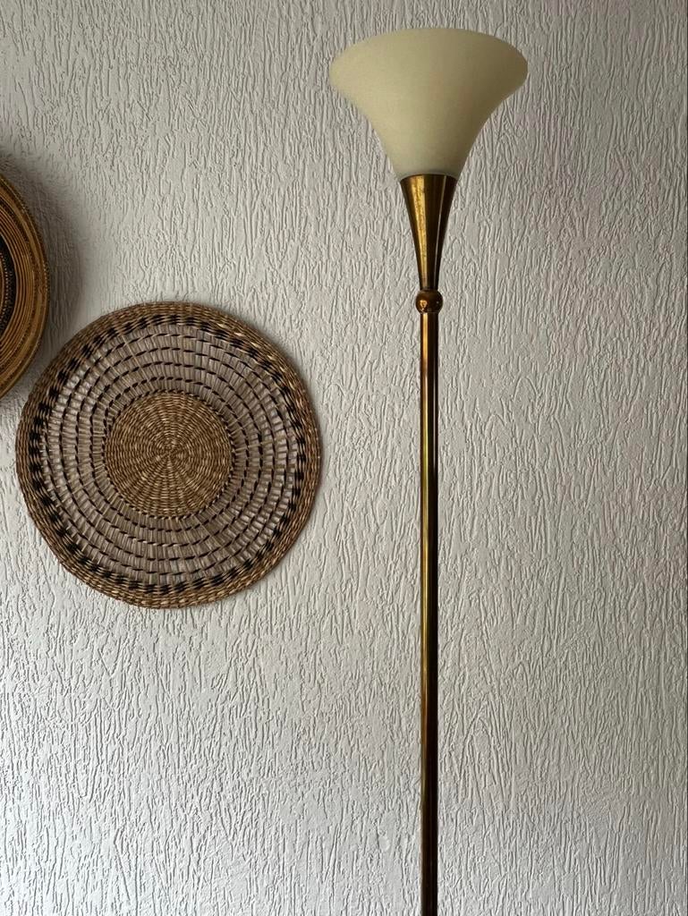 Art Deco stijl  koperen vloerlamp met witte glazen kap, Ophalen, Art deci stijl/klassiek/, Gebruikt, Glas