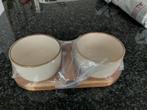 Twee aardewek bakjes in houten serveer houder. Nieuw., Ophalen of Verzenden, Zo goed als nieuw, Kom(men), Effen