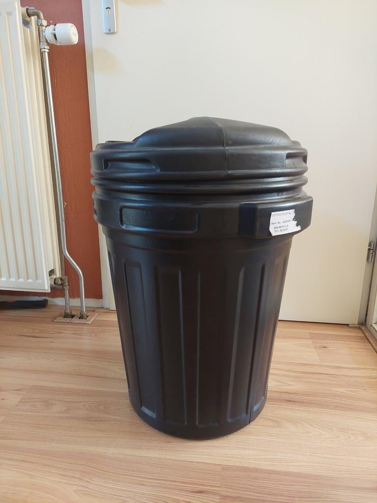 Grote voerton, Kunststof, 40 liter of meer, Ophalen of Verzenden, Zo goed als nieuw