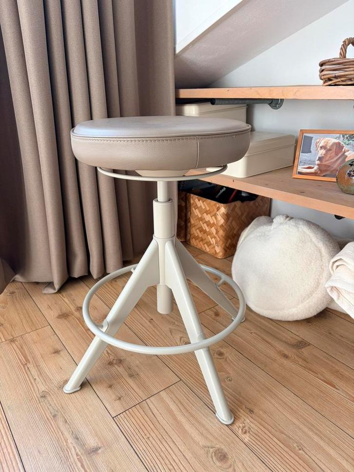 Lederen/metalen kruk, Huis en Inrichting, Krukjes, Zo goed als nieuw, Overige materialen, In hoogte verstelbaar, Ophalen