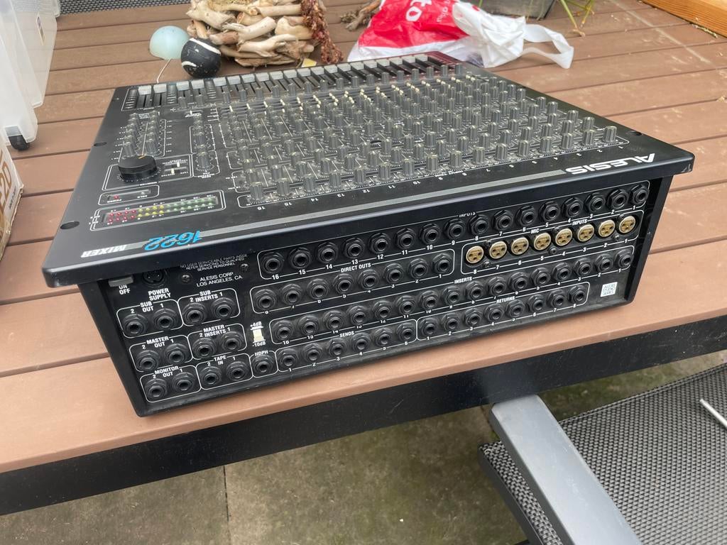Alesis 1622 mixer, Ophalen of Verzenden, Gebruikt, 10 tot 20 kanalen, Microfooningang