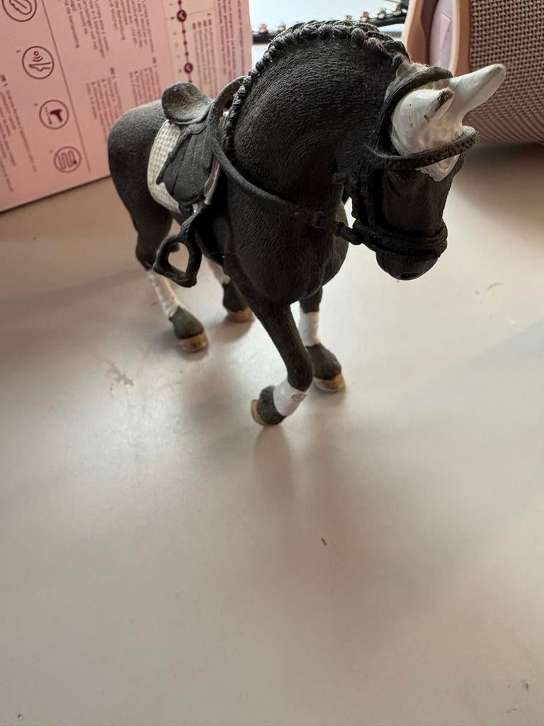 Schleich paard met tuigje - Zwart paard met zadel en hoofdst, Ophalen of Verzenden, Zo goed als nieuw, Jongen of Meisje