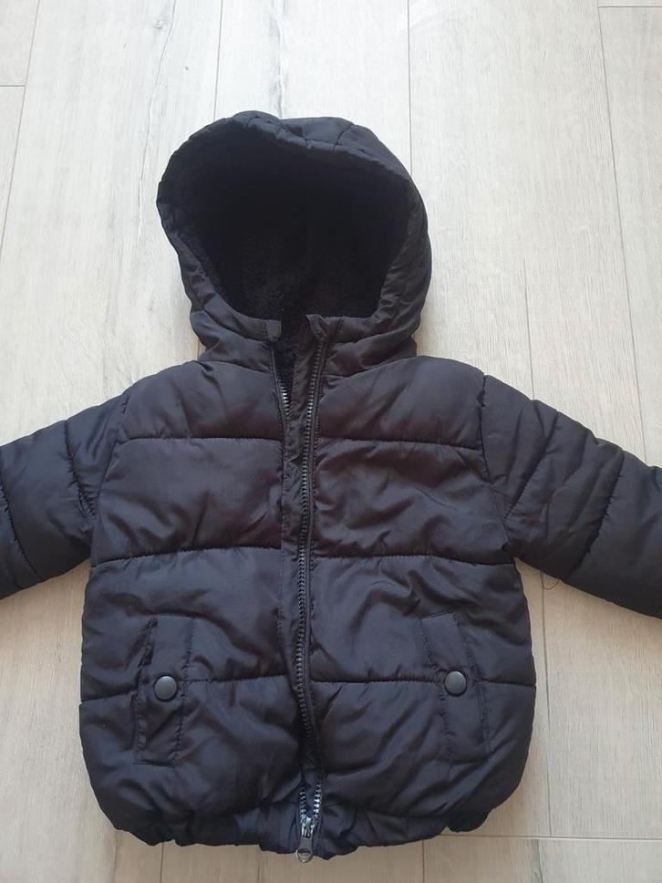 Zwarte winterjas met warme voering - Maat 92, Kinderen en Baby's, Kinderkleding | Maat 92, Gebruikt, Jongen of Meisje, Jas, Ophalen of Verzenden