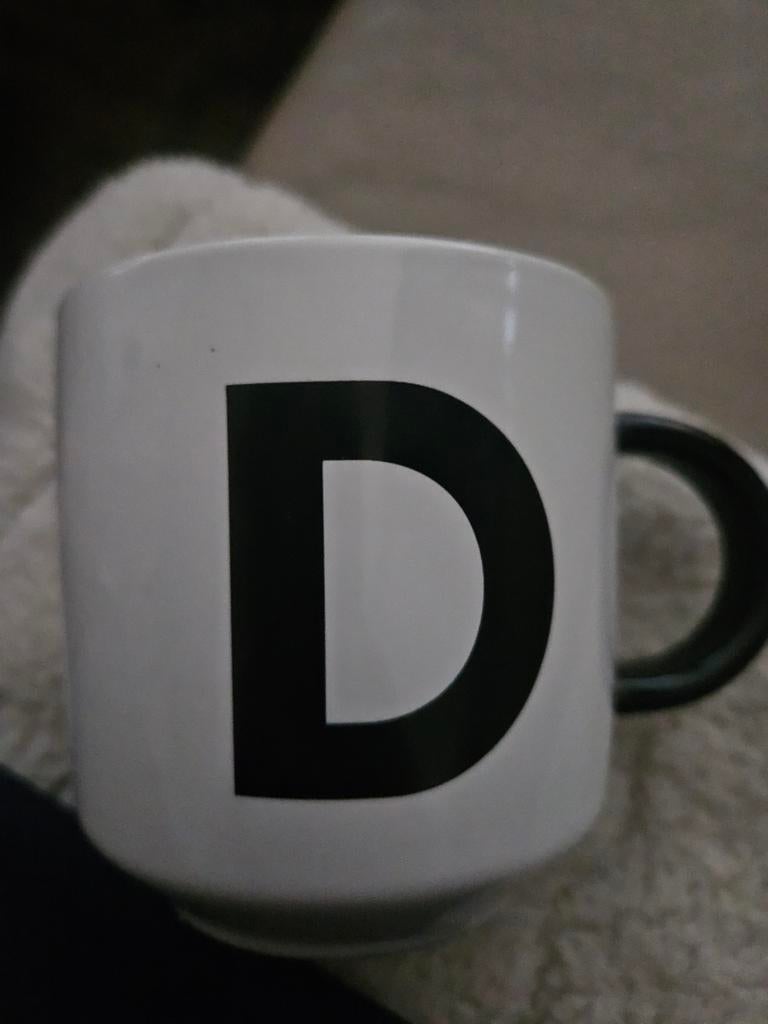 Mok met letter D, Ophalen of Verzenden, Zo goed als nieuw, Overige stijlen, Kop(pen) en/of Schotel(s)