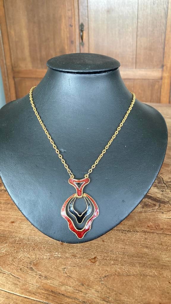 Vintage Avon lange vergulde ketting met emaille hanger, Ophalen of Verzenden, Overige materialen, Ketting