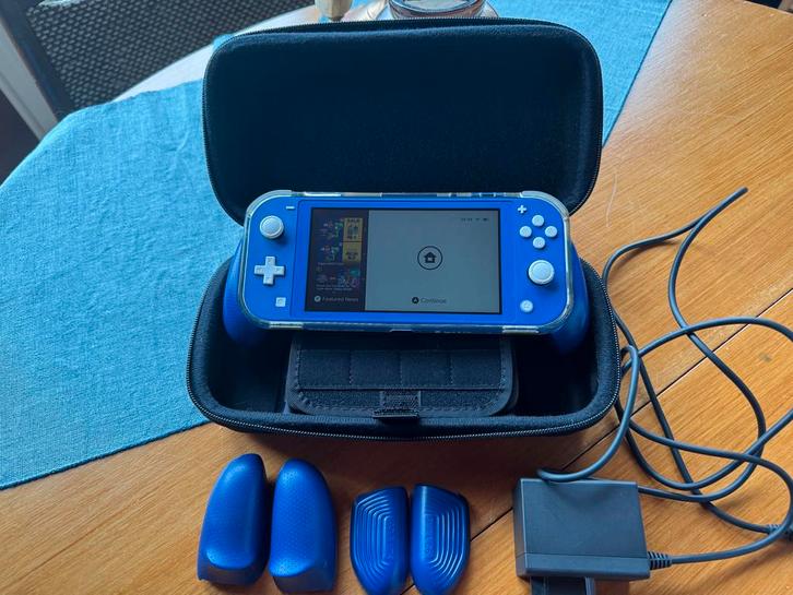 Nintendo Switch Lite Blauw met extra’s, Spelcomputers en Games, Spelcomputers | Nintendo Switch Lite, Zo goed als nieuw, Overige kleuren