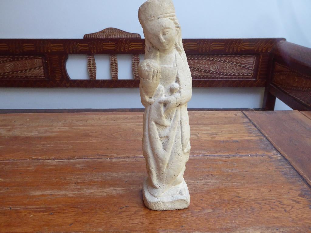 Mooi stenen beeld van Maria