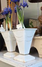 2 Franse Art Deco gietijzeren wit  geëmailleerde vazen voor, Tuin en Terras, Ophalen of Verzenden, Nieuw