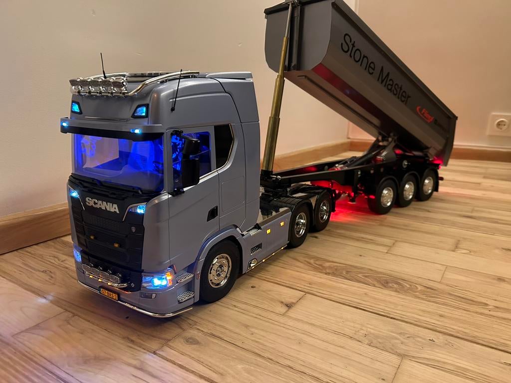 Tamiya Scania 770S kieptrailer stonemaster en een bulldozer, Hobby en Vrije tijd, Ophalen, Zo goed als nieuw, Auto onroad