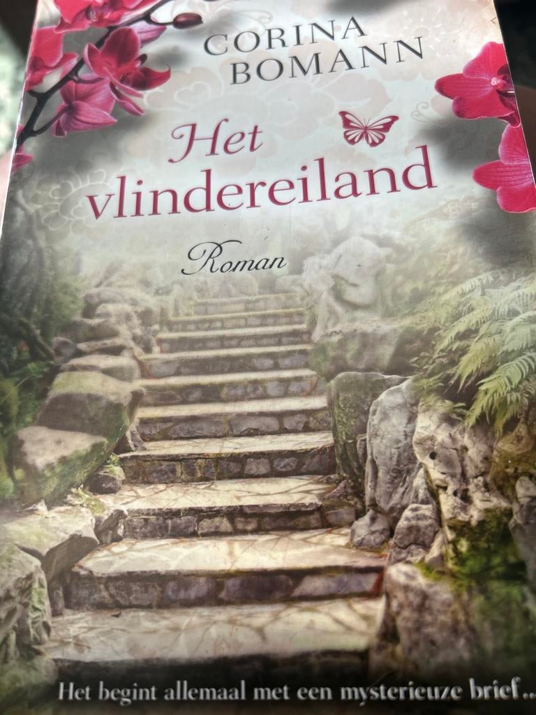 Het vlindereiland - Corina Bomann (Roman), Ophalen of Verzenden, Gelezen, Nederland