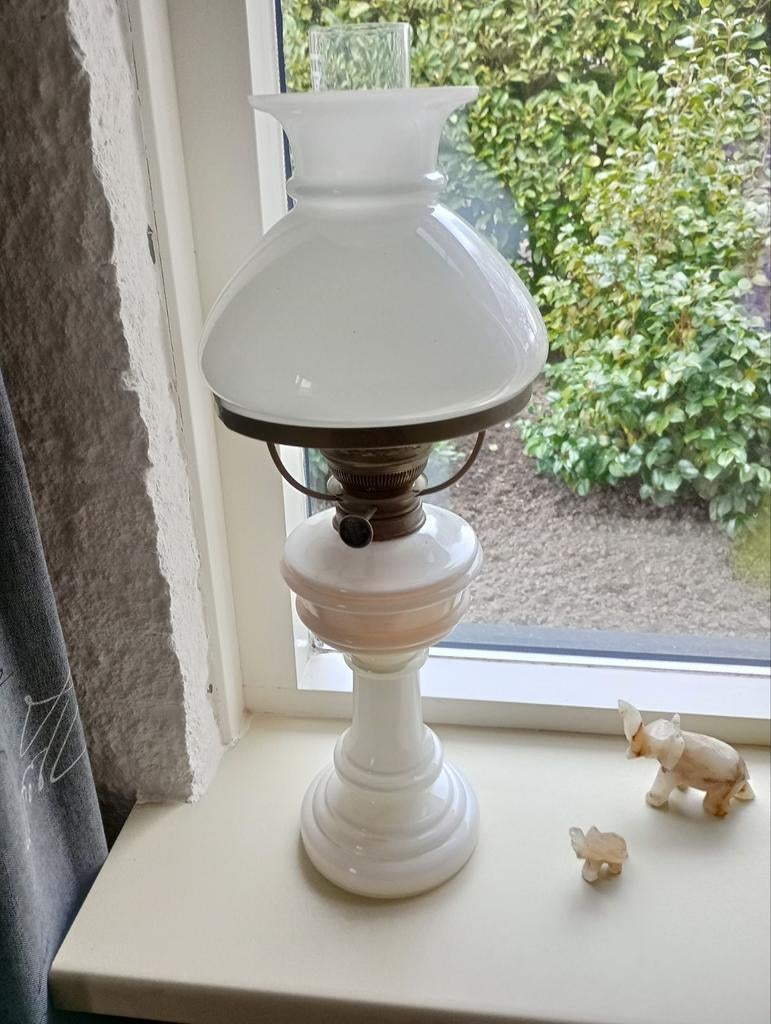 Antieke olielamp met melkglazen kap, Ophalen