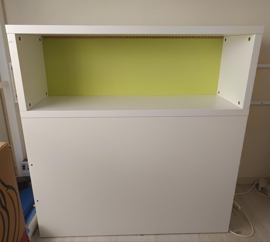 Witte ikea nachtkastje met ledlamp, Huis en Inrichting, Kasten | Roldeurkasten en Archiefkasten, Gebruikt, 150 tot 200 cm, 25 tot 50 cm