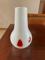 Glazen vaas wit met rode decoratie, Ophalen of Verzenden, Minder dan 50 cm, Rood, Glas