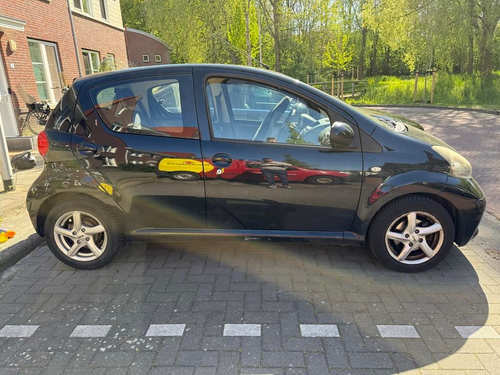 Toyota Aygo 1.0 12V 5DRS 2008 Zwart, Auto's, Voorwielaandrijving, 4 stoelen, Origineel Nederlands, Handgeschakeld