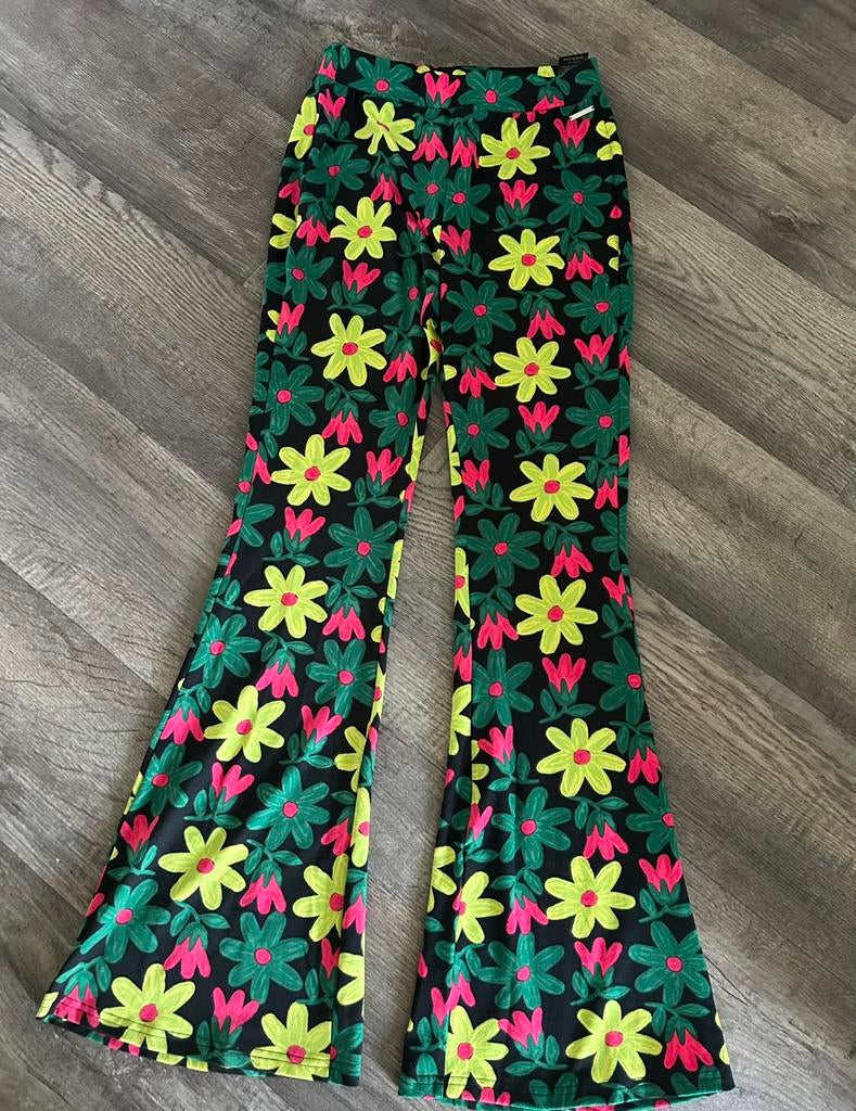 Colourful Rebel flared pants big flower, maat M, Kleding | Dames, Broeken en Pantalons, Ophalen of Verzenden, Zo goed als nieuw