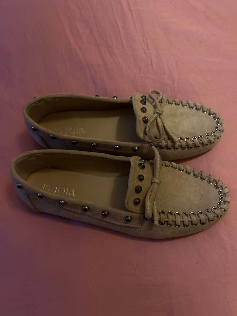 Mocassins met studs - Joia. Maat 38. Nieuw!, Kleding | Dames, Schoenen, Nieuw, Espadrilles of Moccasins, Beige, Ophalen of Verzenden