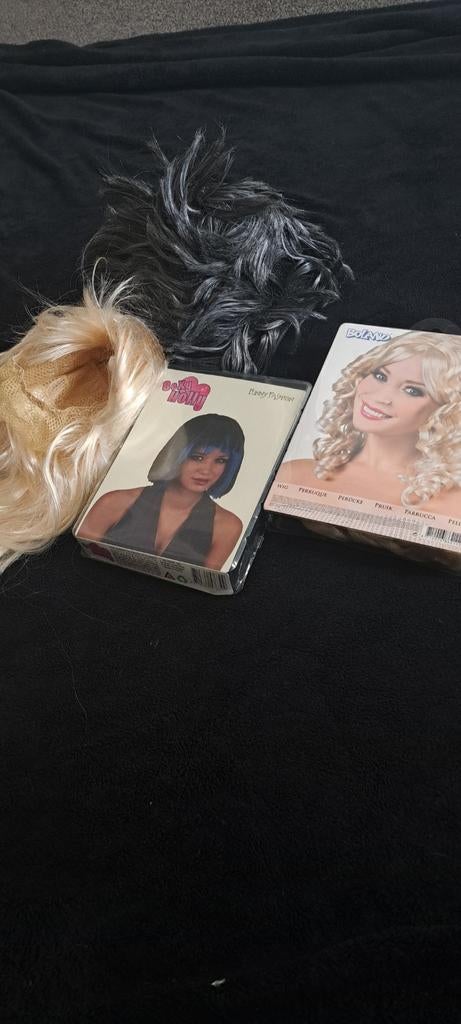4 Pruiken: 1 woeste man, 3 charmante dames, Ophalen of Verzenden, Gebruikt, Accessoires